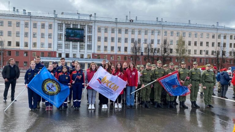 Сегодня студенты Вятского ГАТУ приняли участие в линейке, посвященной Дню пионерии, прошедшей на Театральной площади города Кирова.