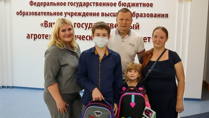 В Вятском ГАТУ прошла благотворительная акция «Собери ребёнка в школу»