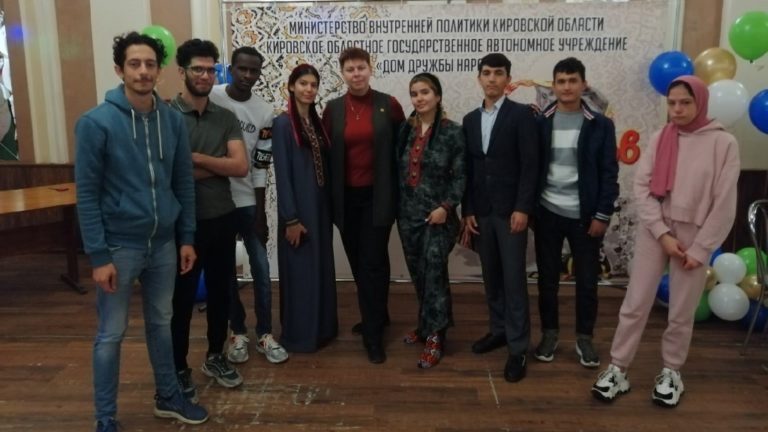 Студенты Вятского ГАТУ приняли участие в празднике «День культуры народов Средней Азии»