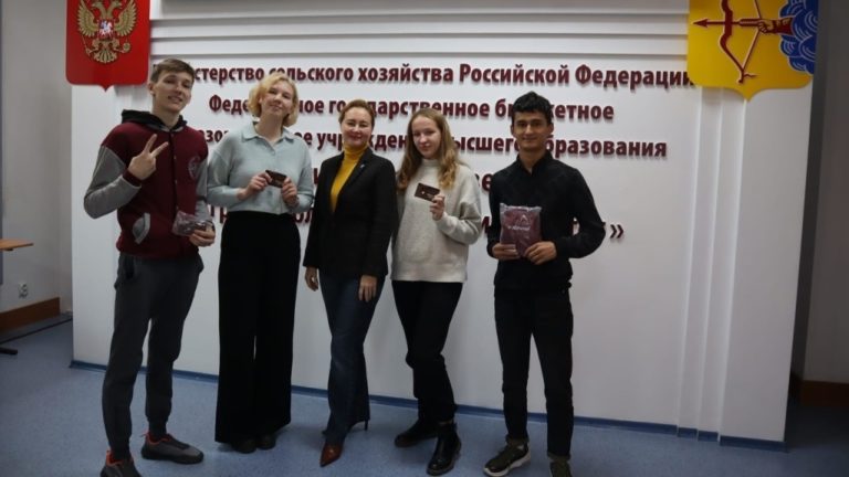 Ректор Елена Сергеевна Симбирских вручила подарки участникам фотоконкурса «Мой Вятский ГАТУ»