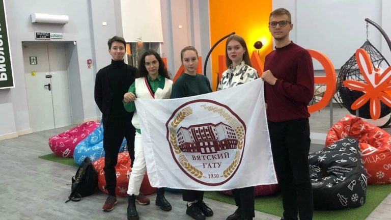 Студенты Вятского ГАТУ приняли участие в межвузовском круглом столе на тему: «Человек в эпоху перемен: проблема сохранения человечности»