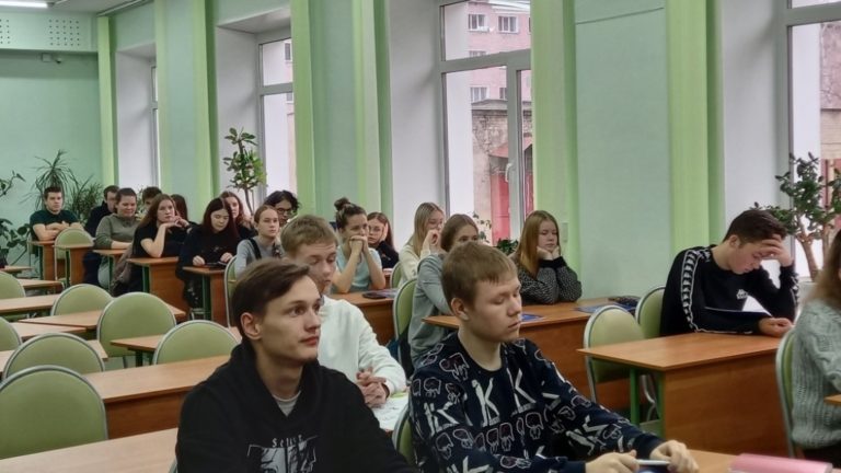 Студенты СПО встретились с главным специалистом-экспертом управления пенсионного фонда РФ по Кировской области Еленой Анатольевной Трухиной