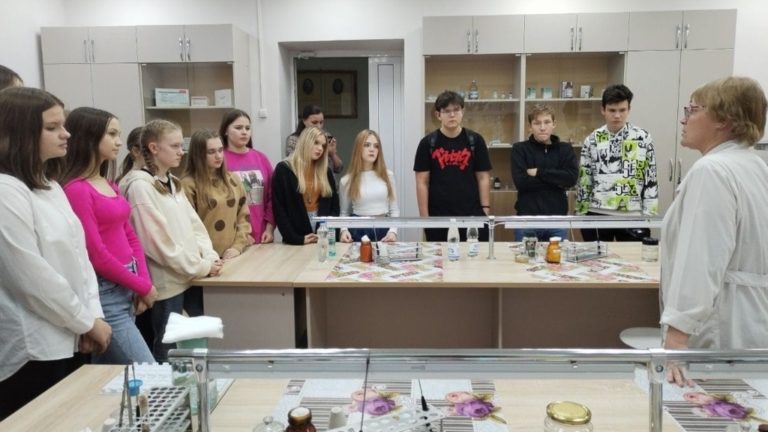 Школьники из пгт. Кильмезь посетили лабораторию вирусологии и иммунологии факультета ветеринарной медицины Вятского ГАТУ