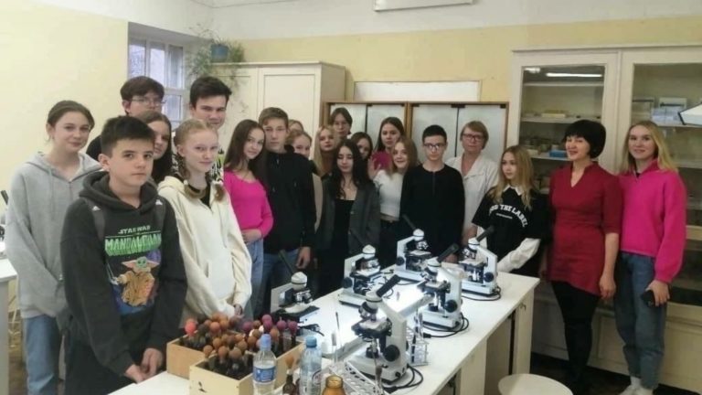 Лаборатория микробиологии на факультете ветеринарной медицины ВятскогоГАТУ приветливо встретила школьников из пгт Кильмезь