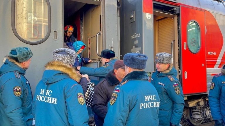 Курсанты Центра военно-патриотического воспитания «Витязь» Вятского ГАТУ совместно с волонтёрами #МЫВМЕСТЕ оказали помощь переселенцам, прибывшим в город Киров 