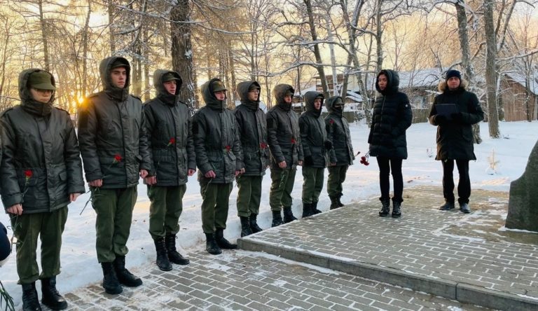 В День неизвестного солдата курсанты Центра военно-патриотического воспитания «Витязь» возложили цветы к мемориалам
