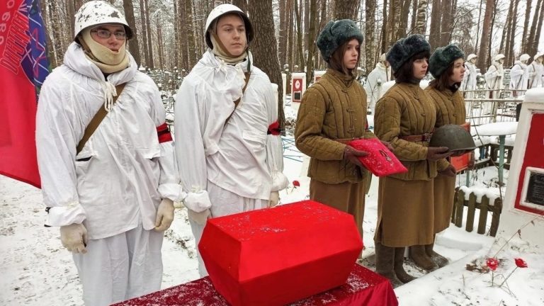 Курсанты Центра военно-патриотического воспитания «Витязь» Вятского ГАТУ составили почетный караул в церемонии погребения одного из защитников нашей Родины