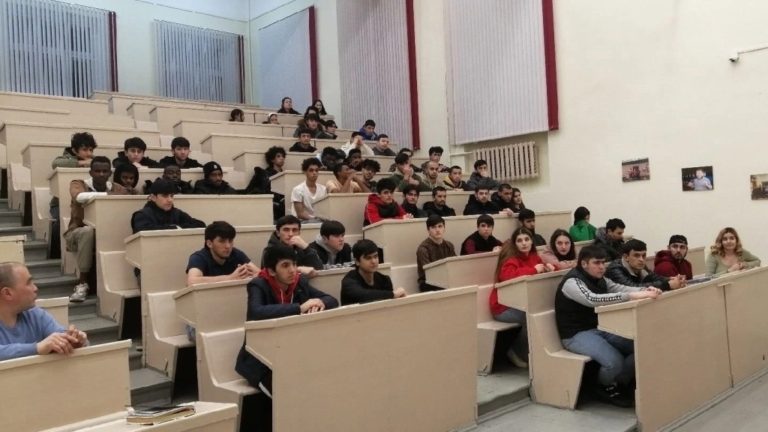 В Вятском ГАТУ состоялась встреча иностранных граждан с сотрудниками Управления по вопросам миграции УМВД России по Кировской области