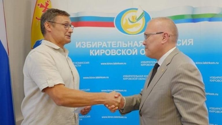 Взят первый рубеж! Врио губернатора Александр Соколов получил удостоверение зарегистрированного кандидата