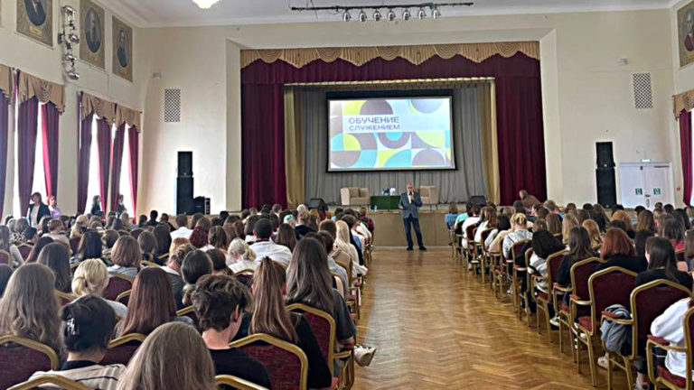 Образовательный модуль «Обучение служением» был представлен в Вятском ГАТУ