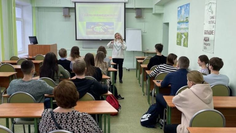 Старшеклассники МБОУ СОШ с УИОП N°58 познакомились с экономическим факультетом Вятского ГАТУ