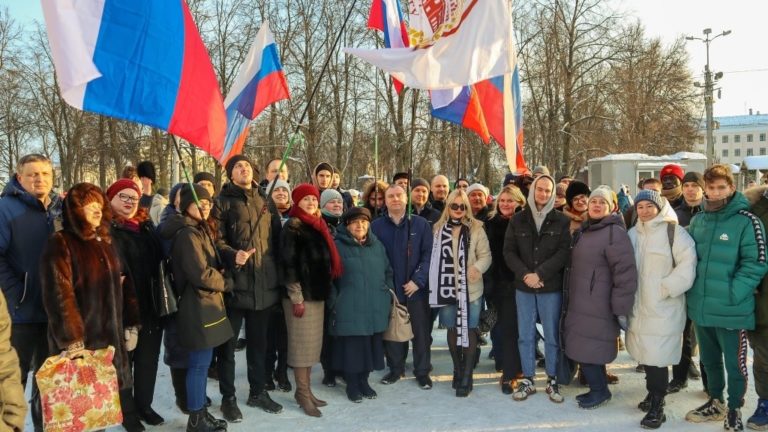 Вятский ГАТУ принял участие в митинг-концерте «Слава защитникам Отечества»