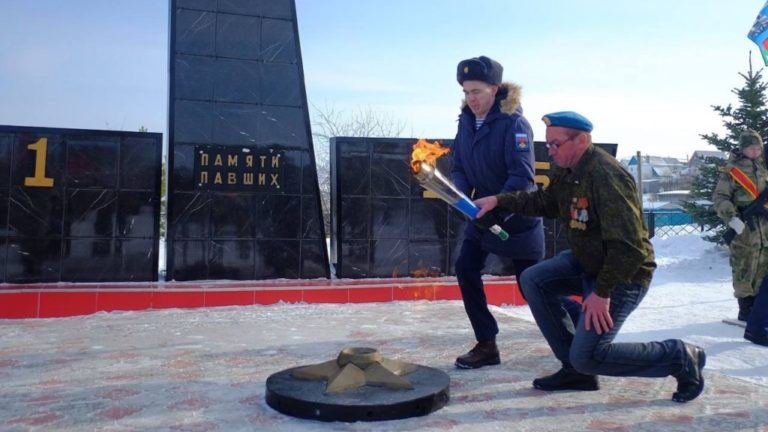 Курсанты Центра военно-патриотического воспитания «Витязь» Вятского ГАТУ приняли участие в церемонии открытия Вечного Огня в селе Калинино Малмыжского района