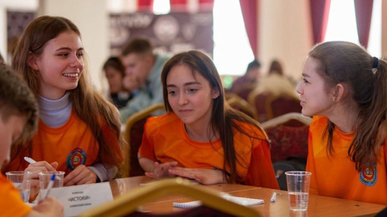 В Кирове прошел региональный этап Интеллектуальной олимпиады ПФО «Что? Где? Когда?» среди школьников