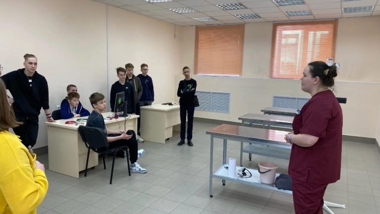 Учащиеся из школы №59 посетили ветеринарную клинику Вятского ГАТУ