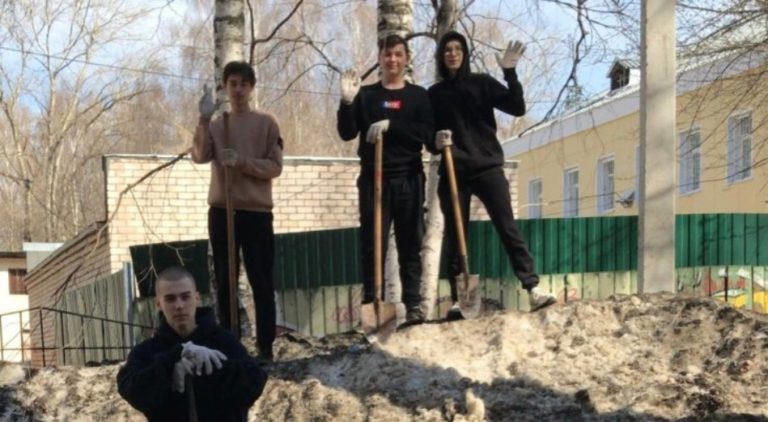 Студенты отделения СПО Вятского ГАТУ активно помогают Народному фронту Кировской области в сортировке гуманитарного груза для отправки на Донбасс