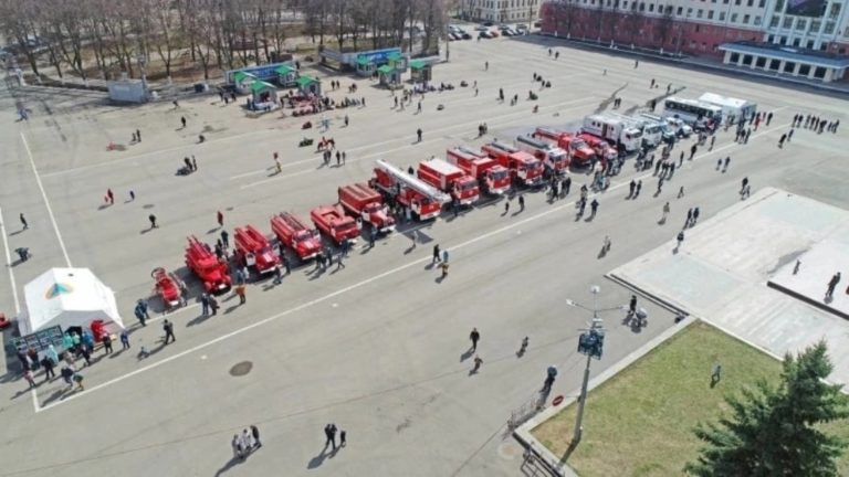 Показ специализированной техники в честь празднования Дня Пожарной охраны