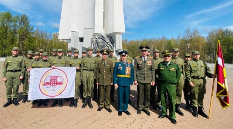 Курсанты Центра ВПВ «Витязь» Вятского ГАТУ почтили подвиг Григория Булатова у обелиска в парке Победы