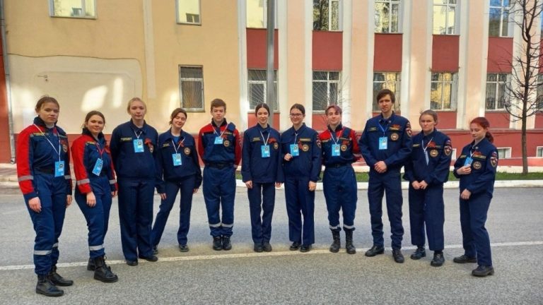 Сопровождение Парада Победы добровольцами ВСКС и Волонтерского центра Вятского ГАТУ