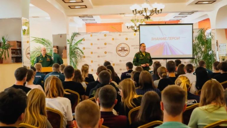 В Вятском ГАТУ прошла встреча студентов с участником СВО