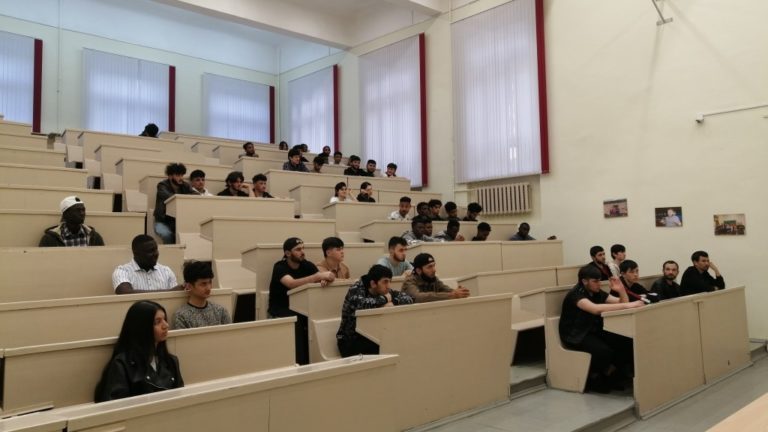 Студенты Вятского ГАТУ встретились с сотрудником Управления по вопросам миграции УМВД России по Кировской области