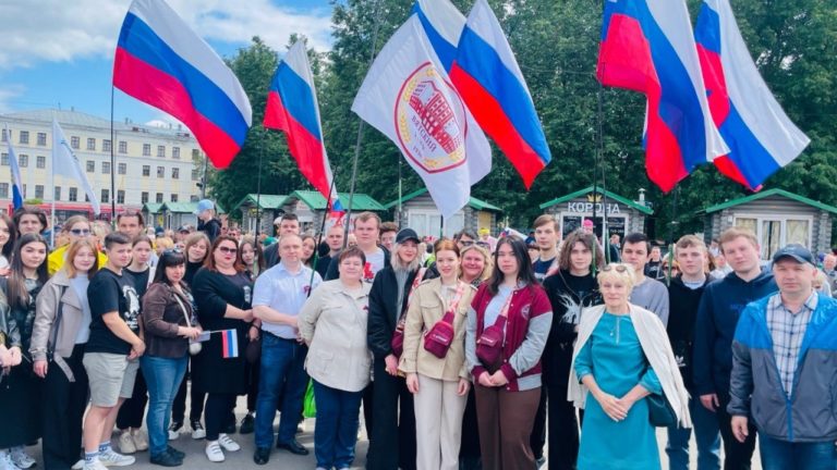 Сотрудники и студенты ФГБОУ ВО Вятского ГАТУ приняли участие в торжествах, посвященных Дню России и празднованию Дня города