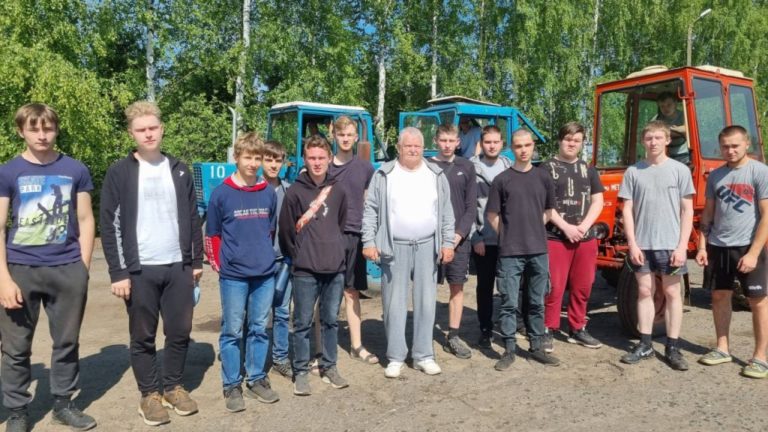 На автодроме Вятского ГАТУ проходит практика у студенты первого курса инженерного факультета