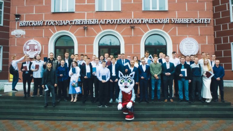 Торжественное вручение дипломов выпускникам инженерного факультета Вятского государственного агротехнологического университета