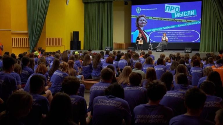 Елена Симбирских приняла участие во встрече на равных с ребятами из детского лагеря