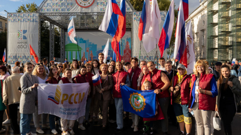 Вятский ГАТУ принял участие в митинге, посвященному Дню Государственного флага Российской Федерации
