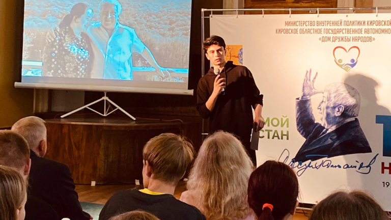 Студенты Вятского ГАТУ на вечере, посвященном 100-летию Расула Гамзатова