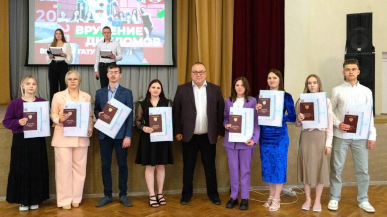 Студенты колледжа получили дипломы