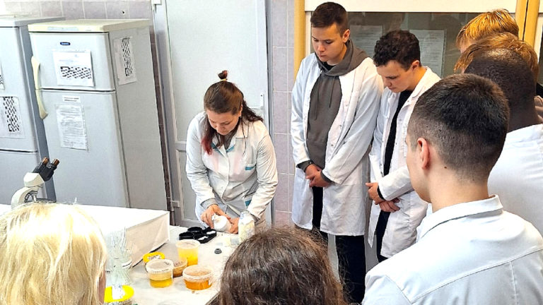 Студенты Вятского ГАТУ ознакомились с работой ветеринарной лаборатории