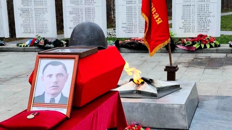 Торжественное перезахоронение солдата при участии студентов Вятского ГАТУ
