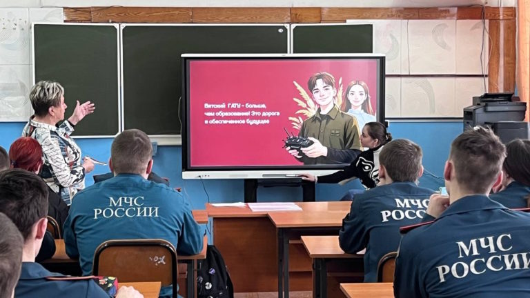 Наши специалисты знакомят с Вятским ГАТУ ребят из Кировской области