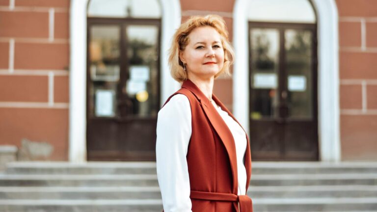 Поздравление ректора Е.С. Симбирских с присуждением нашему вузу высокого статуса университета